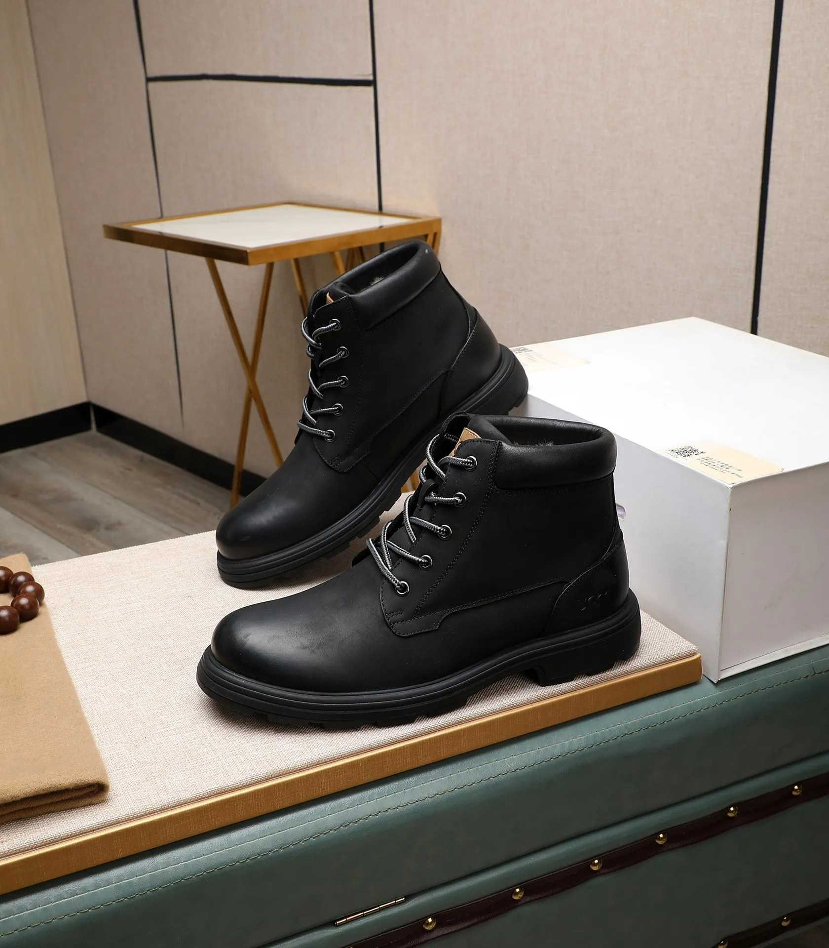 Men's men's shoes💰640 UGG (100% genuine wool lining, 10% off for fake ones) Please pay attention to the quality of the original order and compare the thickness of the wool🏮🏮Hot-selling UGG from Australia's warm luxury brand men's shoes, the official website is synchronized, Beckham men's style..., made of imported top-layer waxed cowhide, waxed toe cap, Australian real wool velvet lining Carefully sewn...Imported rubber Martin boots outsole (comfortable, soft and wear-resistant). I really like the quality..Exquisite workmanship. You can't put it down at first sight. Size 39-44